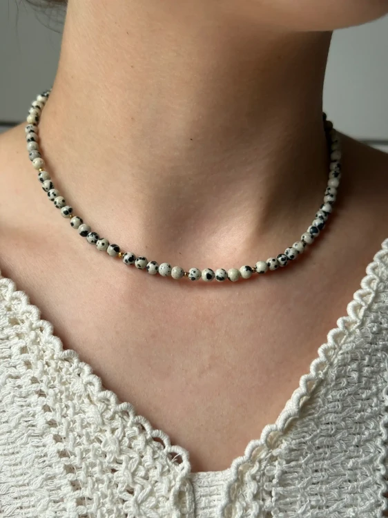 Choker z kamieni naturalnych DALMATIAN w minimalistycznej stylizacji.
