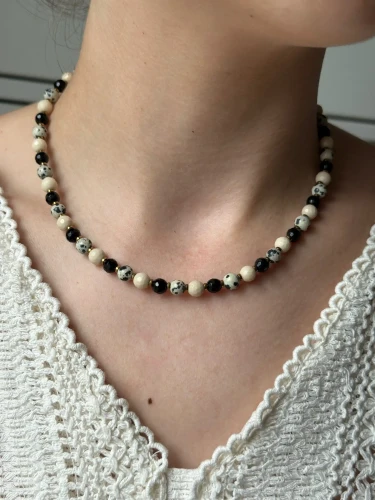 Minimalistyczny naszyjnik SABBIA prezentowany na modelce