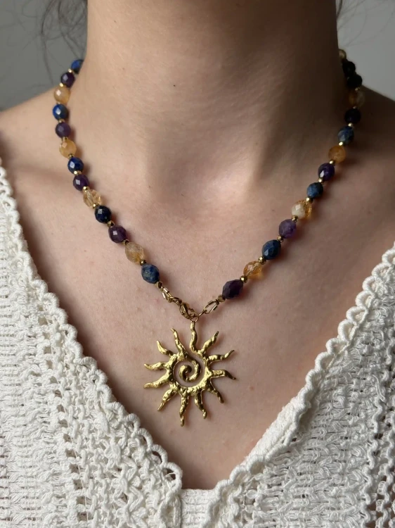 Kobieta modelka nosząca naszyjnik SOLARIS z kamieni naturalnych do letniej stylizacji