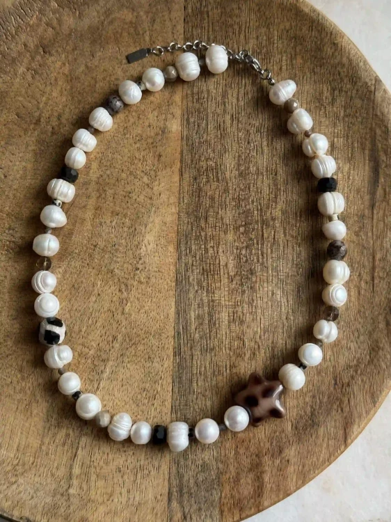 Masywne perły naturalne słodkowodne o nieregularnych kształtach w naszyjniku handmade