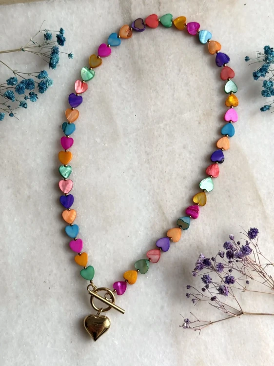 Biżuteria handmade z motywem serca i kolorowych minerałów mieniąca się w słońcu