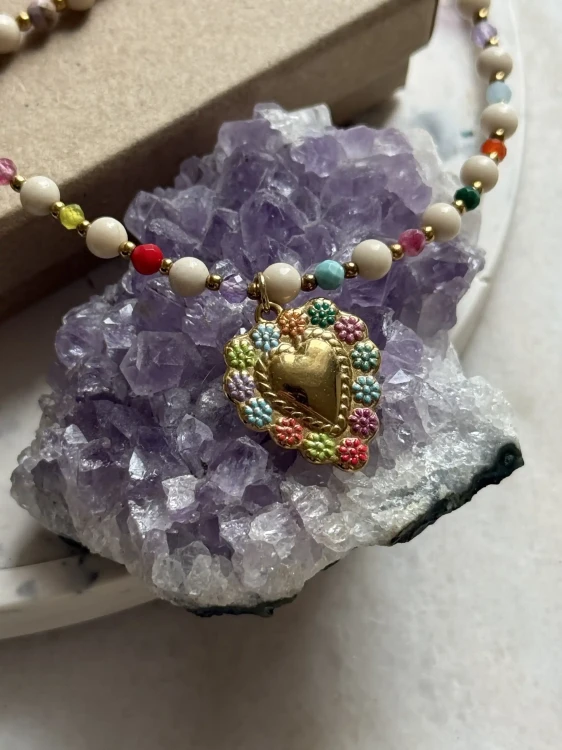 Złota zawieszka serce ozdobiona drobnymi kolorowymi kwiatkami na naszyjniku handmade.