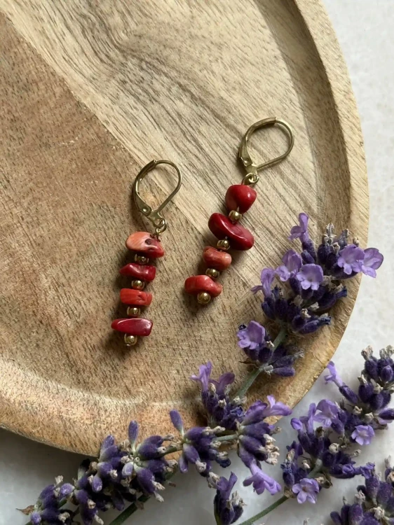 Wiszące kolczyki handmade z czerwonego korala w formie sieczki na złotych biglach angielskich Lazuri.