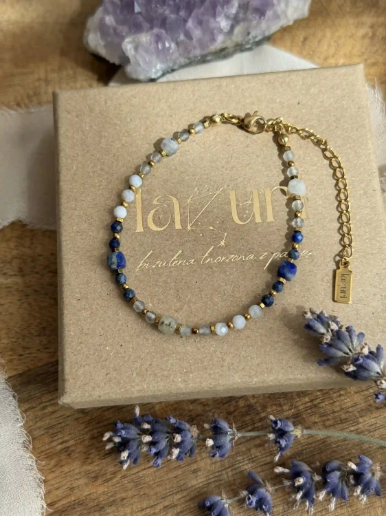 Bransoletka DORA z lapis lazuli i kamieniem księżycowym w eleganckim opakowaniu Lazuri