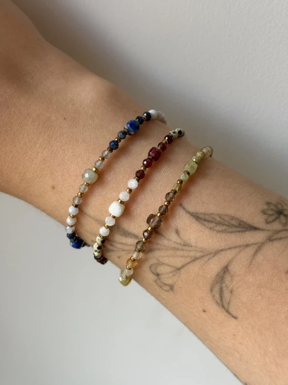Mieniące się kamienie lapis lazuli i labradoryt w bransoletce DORA w słonecznym świetle