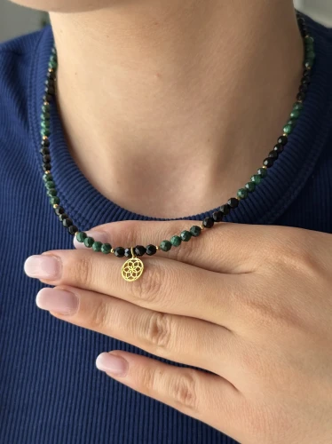 Elegancki naszyjnik czarno-zielony BLACK&amp;GREEN w stylizacji.