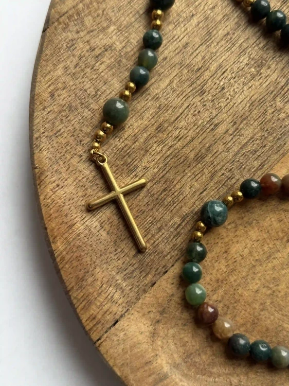 Różaniec z agatu indiańskiego Rosario ze złotym krzyżykiem i medalikiem.