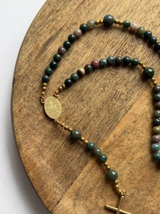 Medalik Najświętszej Maryi Panny w różańcu z zielonych kamieni