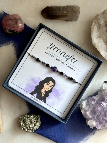Regulowana bransoletka Yennefer inspirowana Wiedźminem z fioletowego ametystu, czarnego obsydianu i turmalinu na czarnym sznurku.