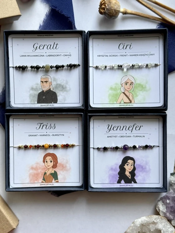 Czarno-fioletowa bransoletka Yennefer Wiedźmin w eleganckim pudełku jubilerskim z kartą z wizerunkiem czarodziejki.
