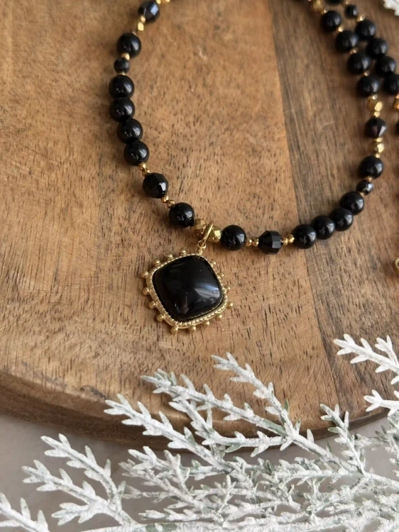 Złota zawieszka ze stali chirurgicznej przy czarnym naszyjniku z onyksu BLACK OPIUM