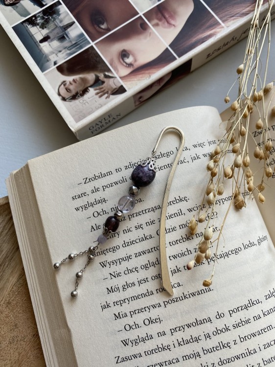 Minimalistyczna zakładka z fioletowymi kamieniami i łańcuszkiem