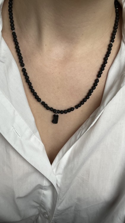 Stylizacja unisex z naszyjnikiem z lawy i hematytu – surowy styl Lazuri.