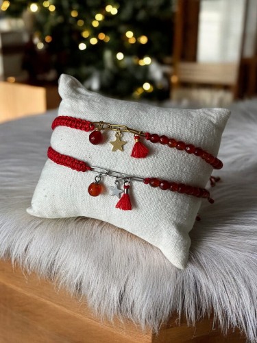 Modna bransoletka łącząca sznurek i kamienie – stylowy design od Lazuri.