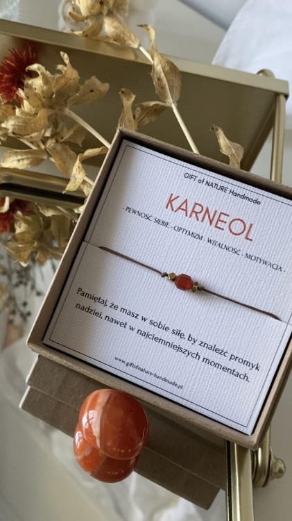 Bransoletka KARNEOLKA z fasetowanym karneolem na brązowym sznurku – Lazuri.