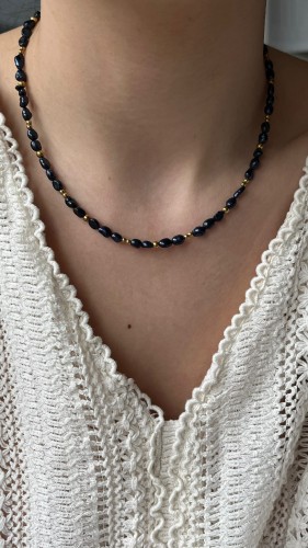Elegancki naszyjnik z ciemnych pereł o granatowym połysku – model CHARMINE.