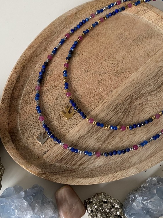 Naszyjnik SVELGE z jaskółką, lapis lazuli i kolorowym agatem – Lazuri.
